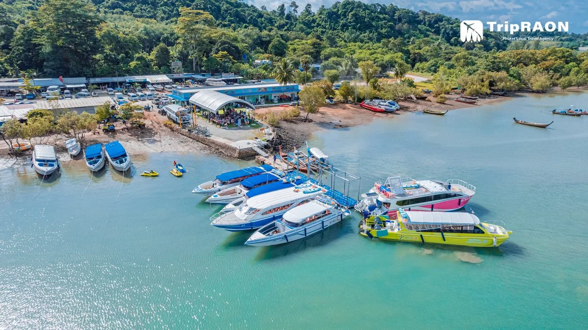 ภาพมุมสูงท่าเรือ Sea Star ที่ Laem Nga และเรือทัวร์